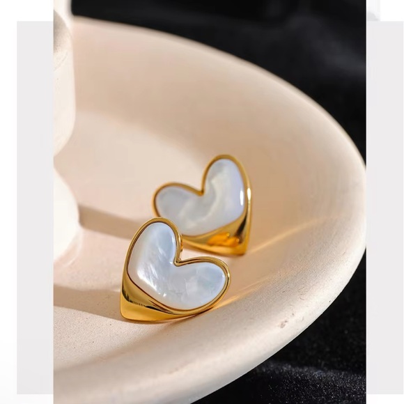 NWT Stainless Steel Faux Pearl Heart Earrings in Gold - Picture 2 of 9